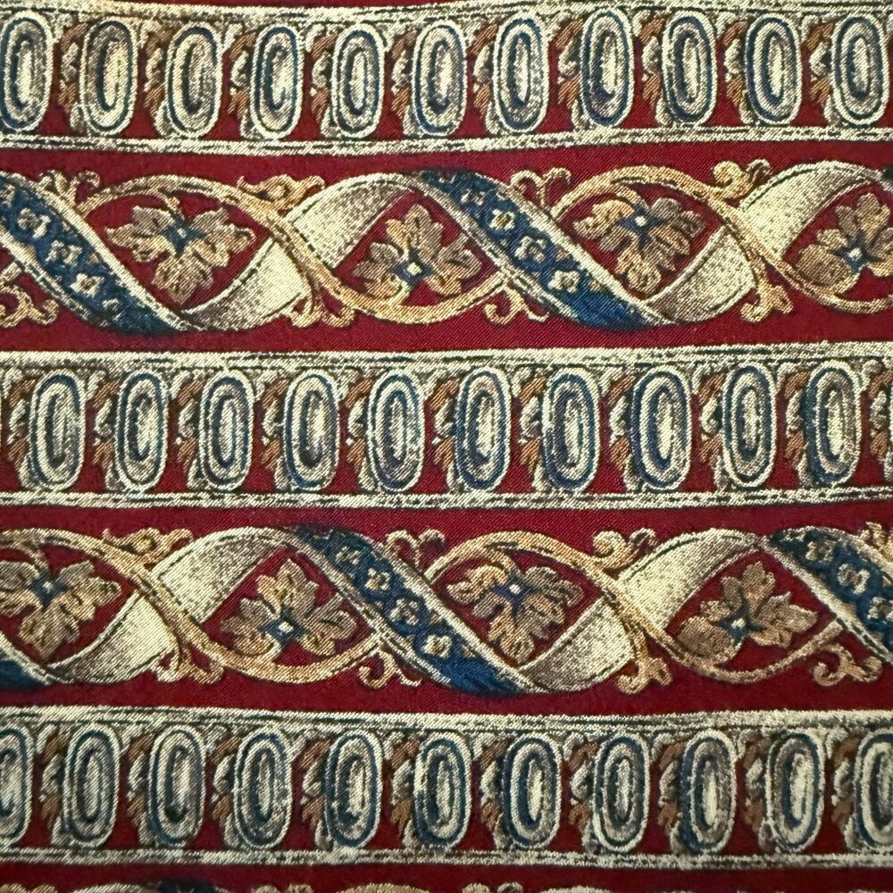 The Metropolitan Museum Of Art All Silk Greek Patterned Necktie Made in Canada - Picture 3 of 9